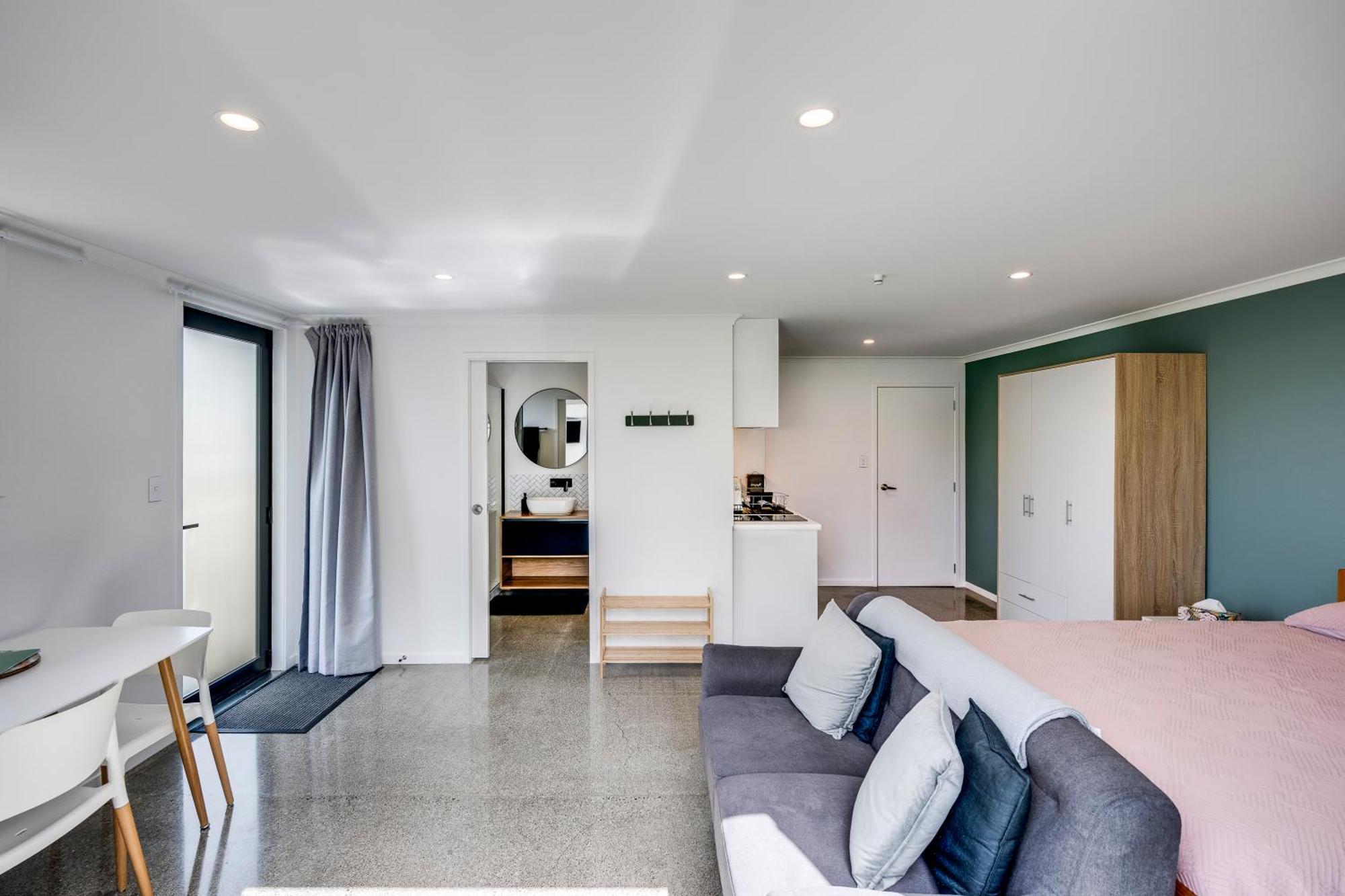 Modern Studio Near Clive River Exterior photo