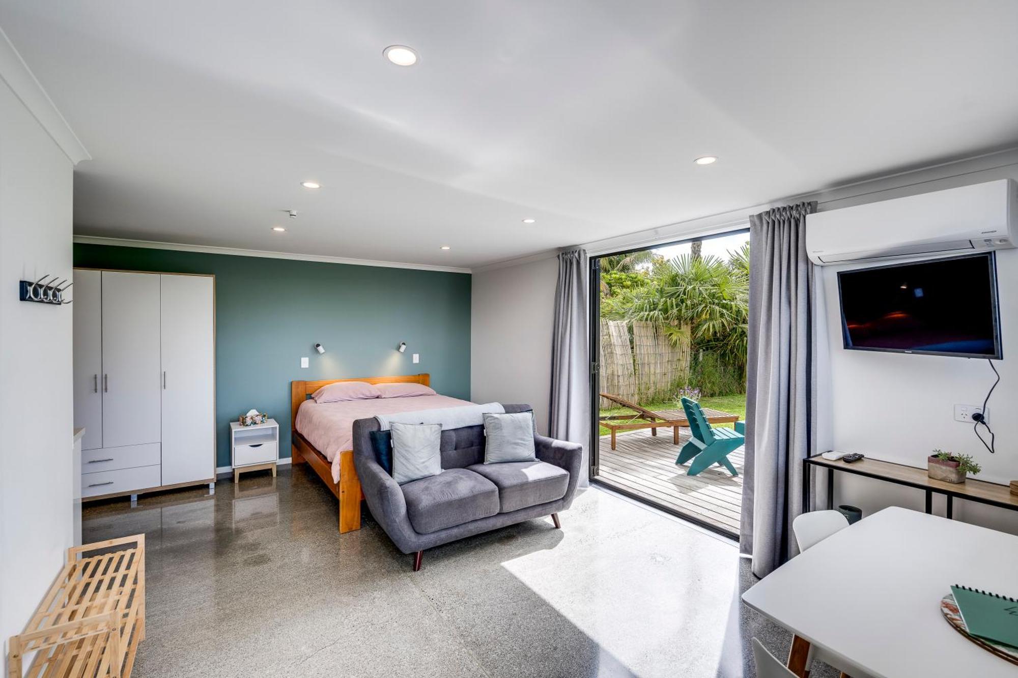 Modern Studio Near Clive River Exterior photo