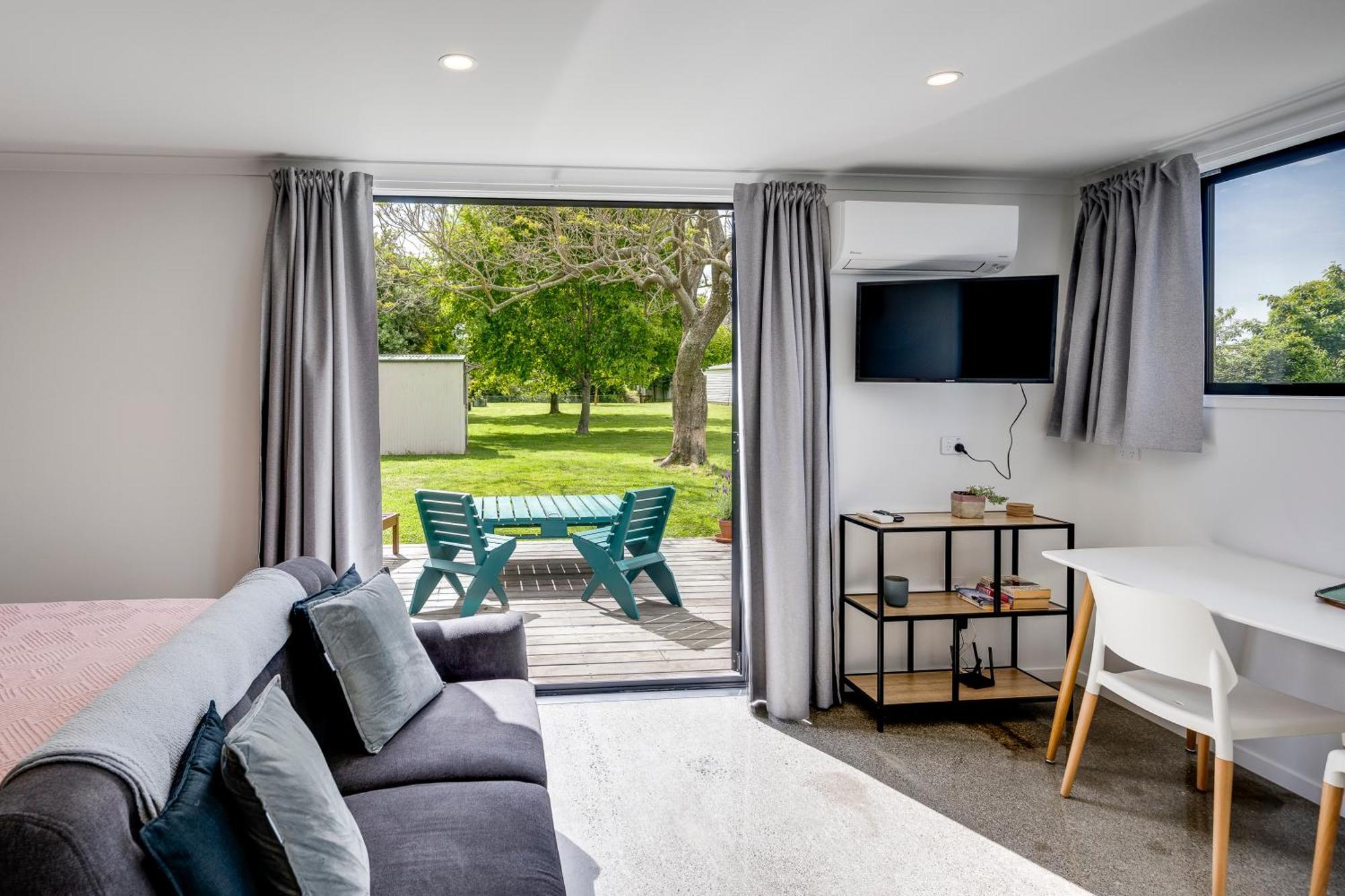 Modern Studio Near Clive River Exterior photo