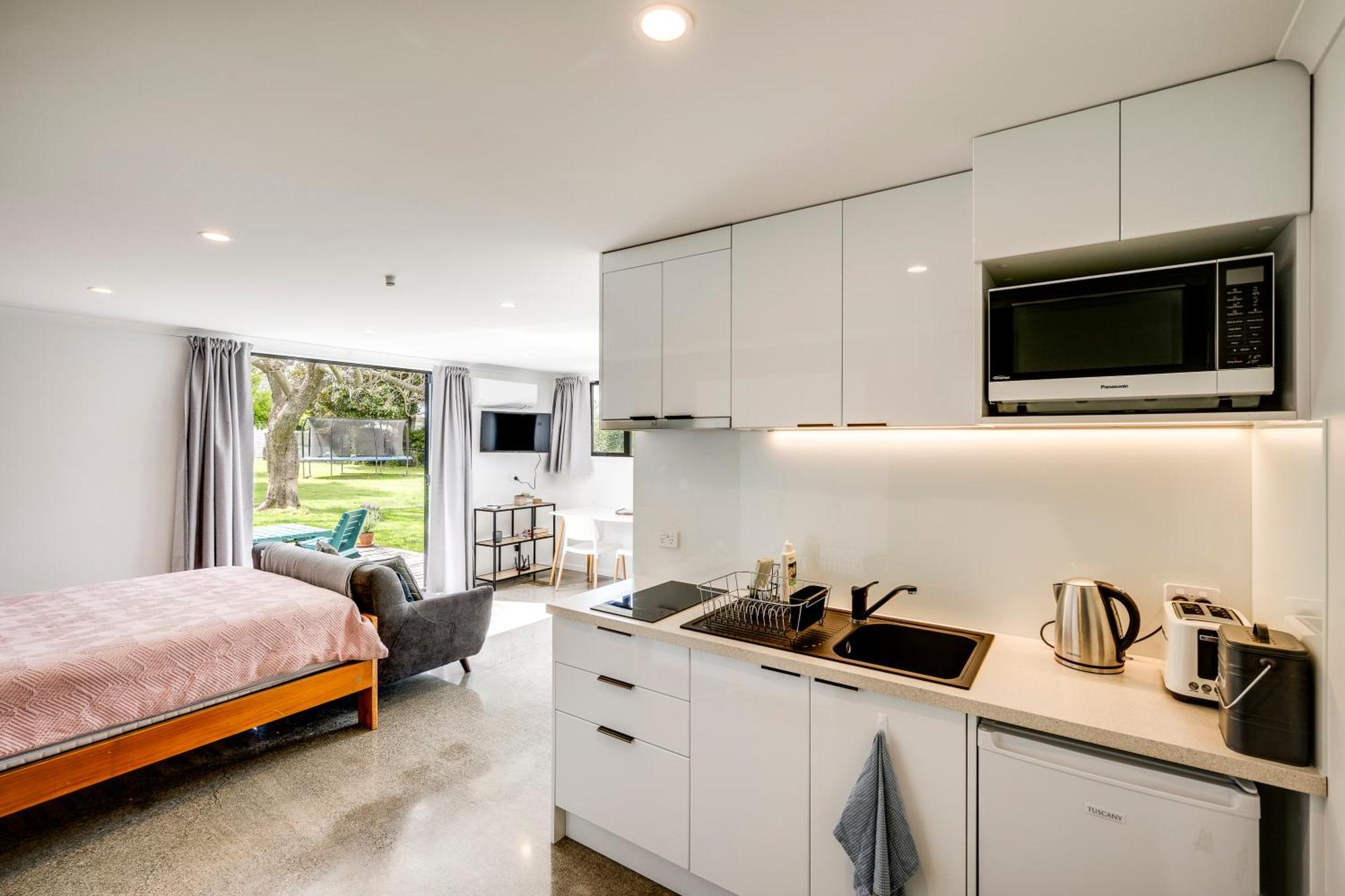 Modern Studio Near Clive River Exterior photo
